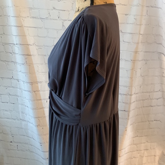 Women’s Long Sleeveless Dress Brooch with Empire Waist - Picture 5 of 7